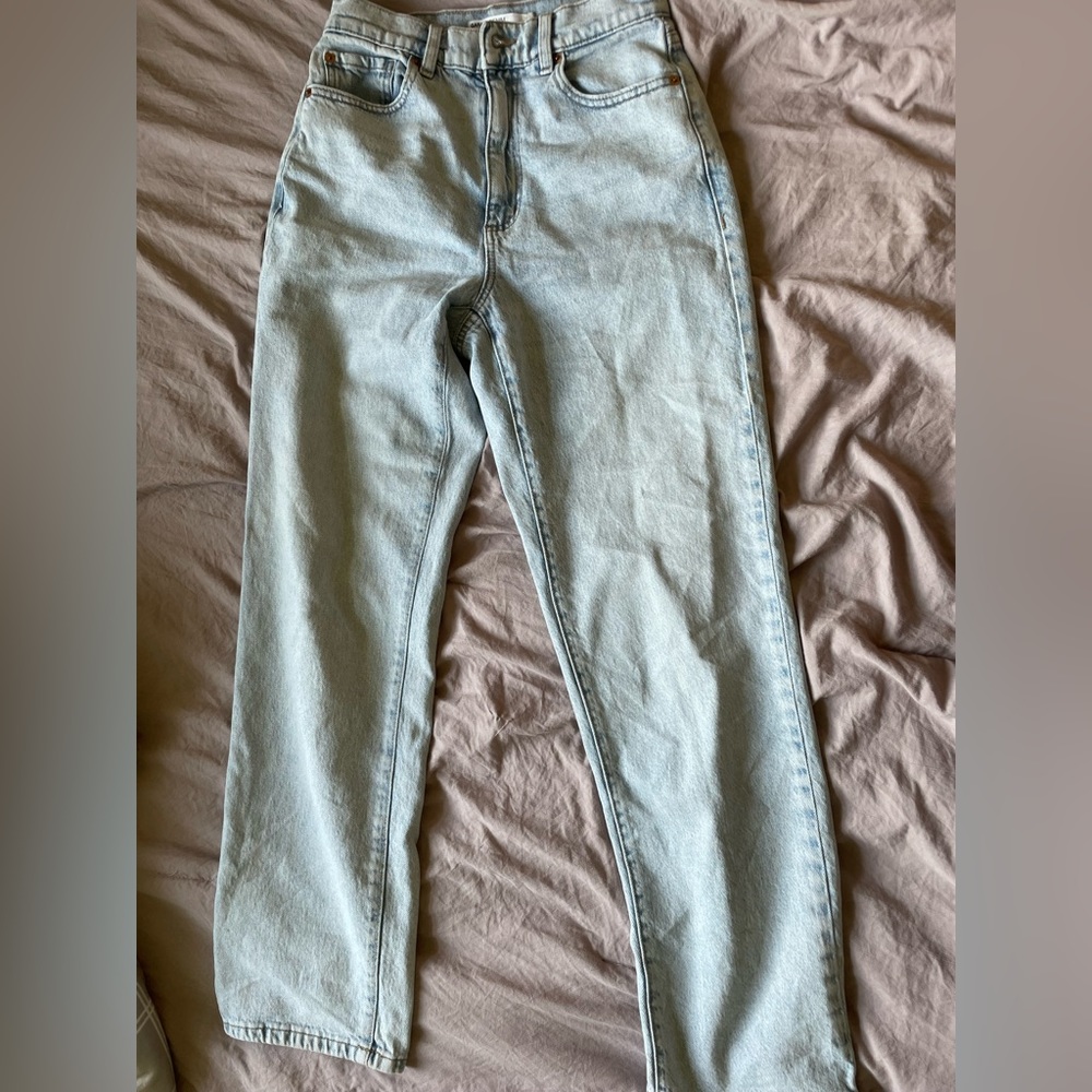 Garage Dad-fit straight-cute jeans.  Lights wash, very comfy.  Size 03.